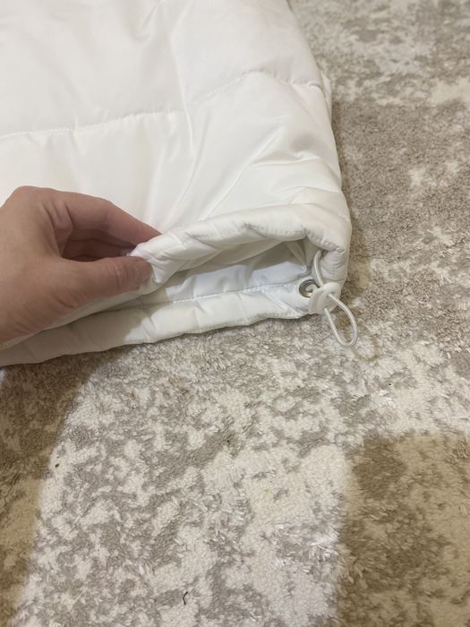 Біла зимова куртка