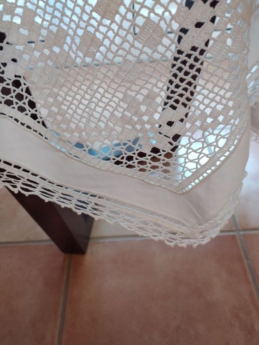 Toalha Renda Finíssima e Cambraia Bordada. Feita à Mão. Antiguidade.