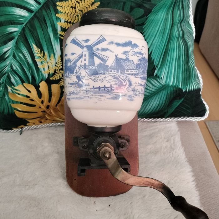 Porcelanowy młynek do kawy