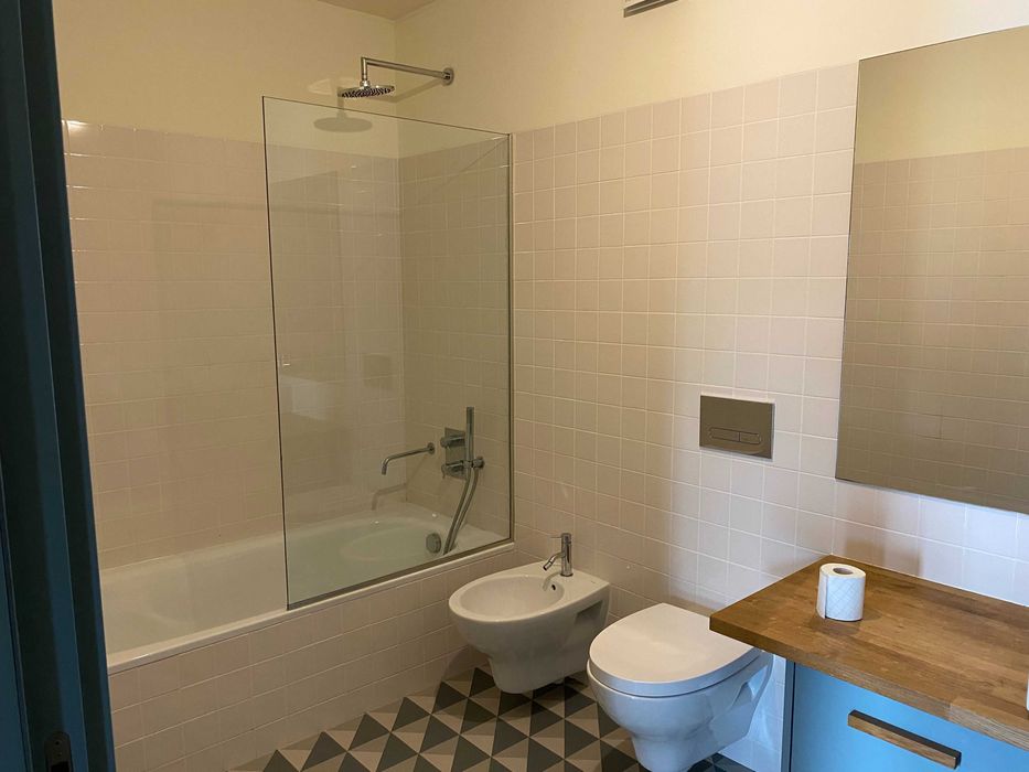 Aluga-se apartamento T2 moderno com lugar de garagem e arrumos