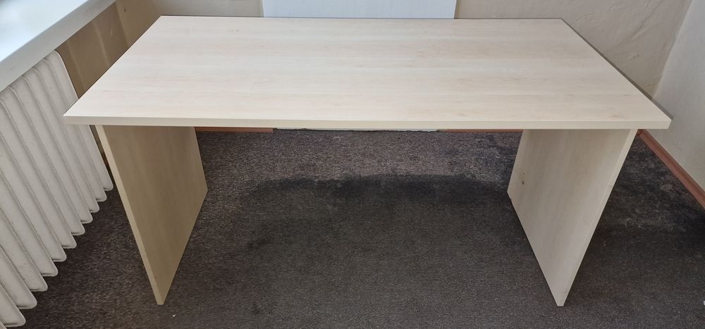 Biurko, stół biurowy