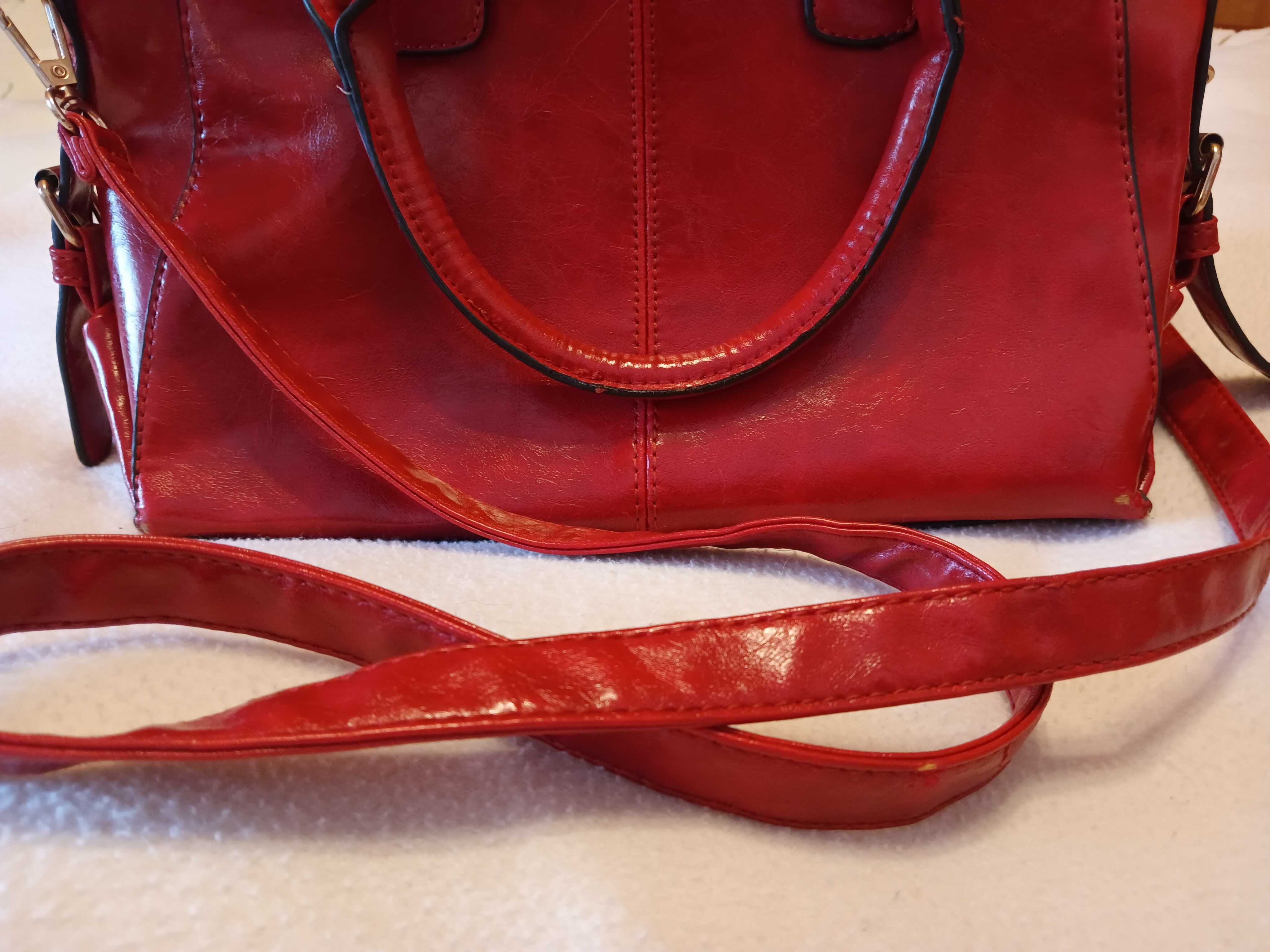 Czerwona torebka długi pasek i krótkie rączki