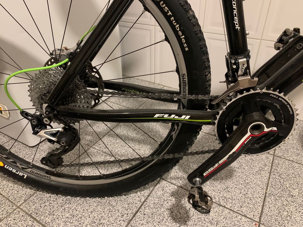 Bicicleta BTT Fuji em carbono
