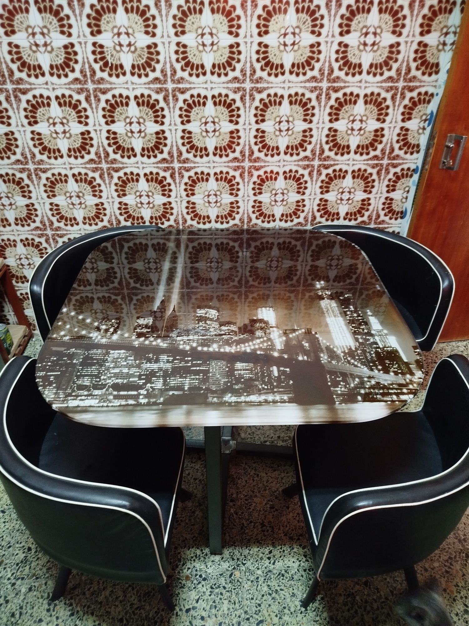 Mesa com 4 cadeiras