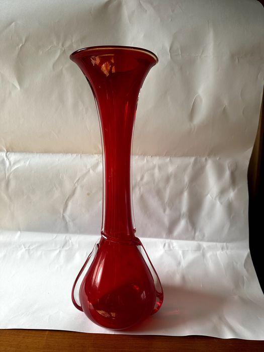 Czerwony wazon PRL
