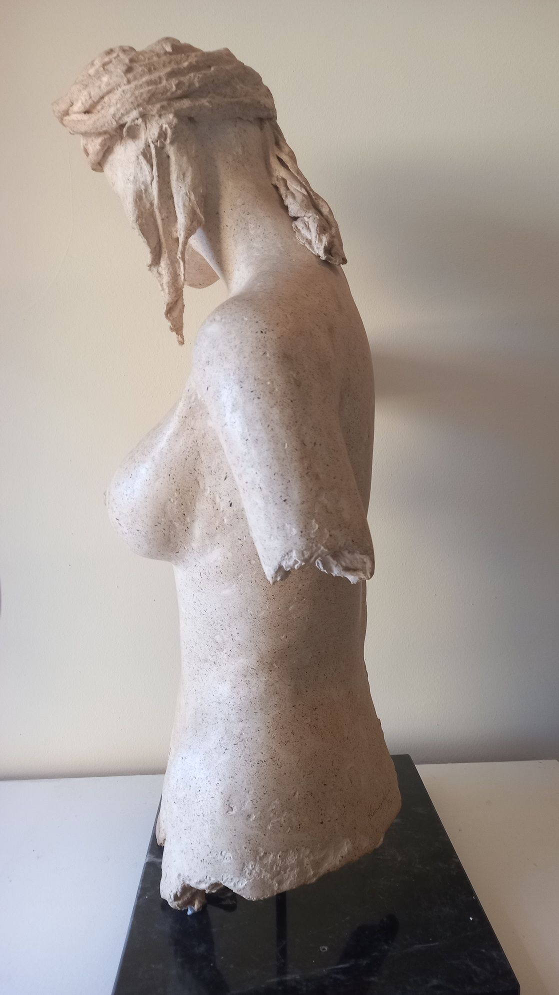 Escultura em Pedra, Silhueta Feminina