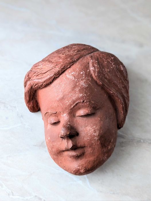 Ceramiczna maska młodego chłopca