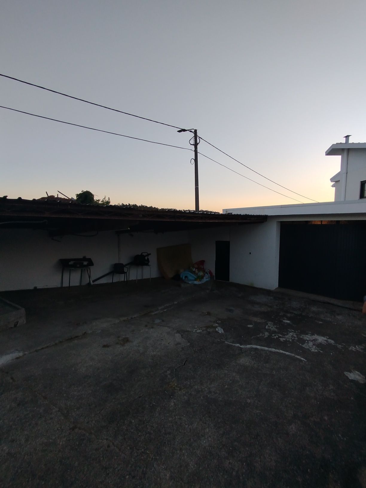 Arrenda-se Armazém/Garagem - Sandim