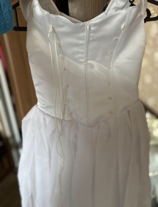 Біла сукня з квітами для дівчинки