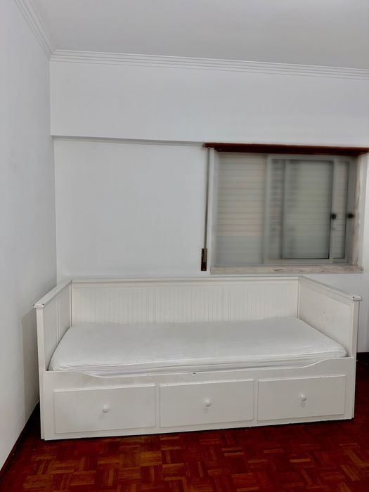 Cama individual/ dupla, com 2 colchões e 3 gavetas