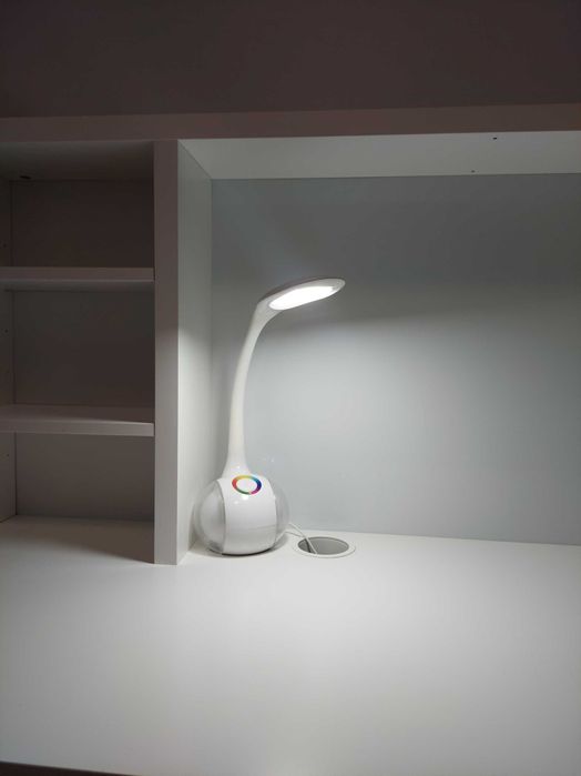 Biurko IKEA MICKE z nadstawką z tablicą magnetyczną i lampą led