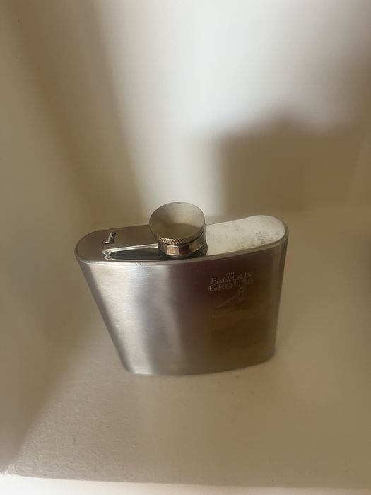 Elegancka piersiówka