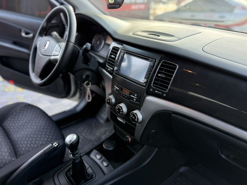 Продам SsangYong Korando 2.0i MT  2013