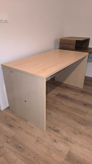 Biurko w kolorze jasnego drewna 140 x 70