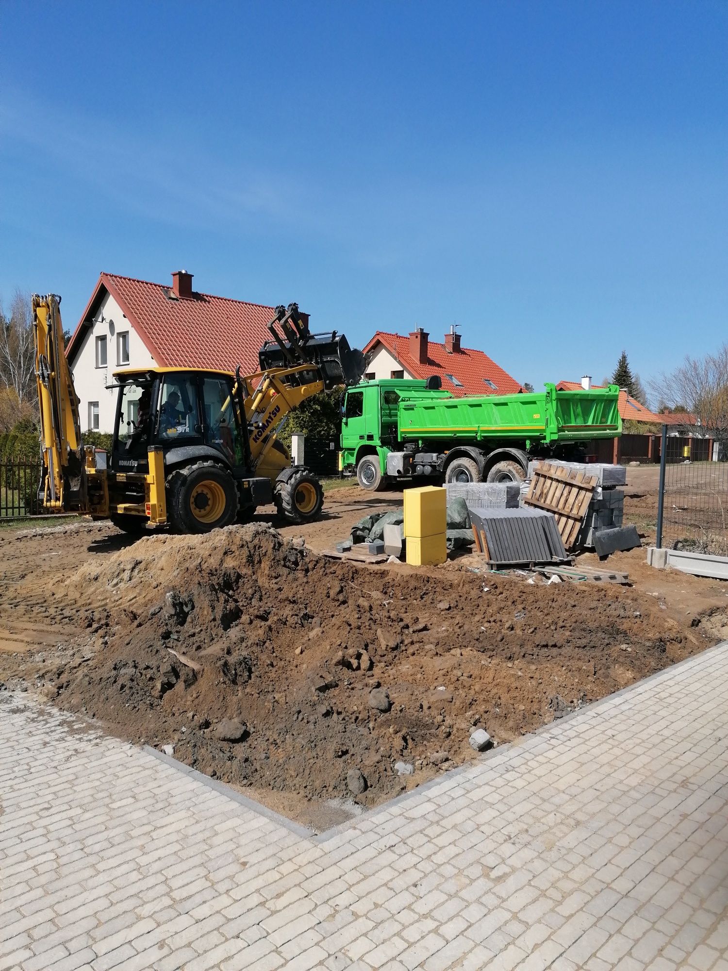 Transport piasku, żwiru, tłucznia, czarnoziemu oraz roboty ziemne  ora