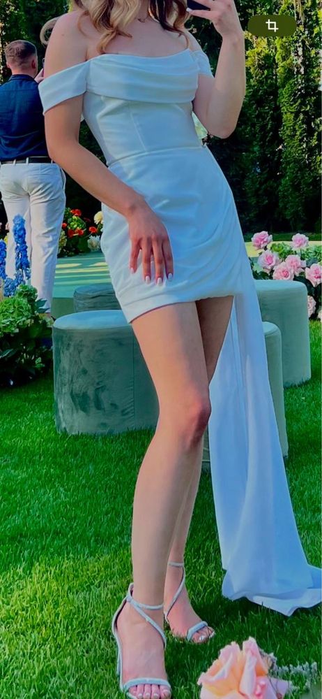 Коротка біла сукня