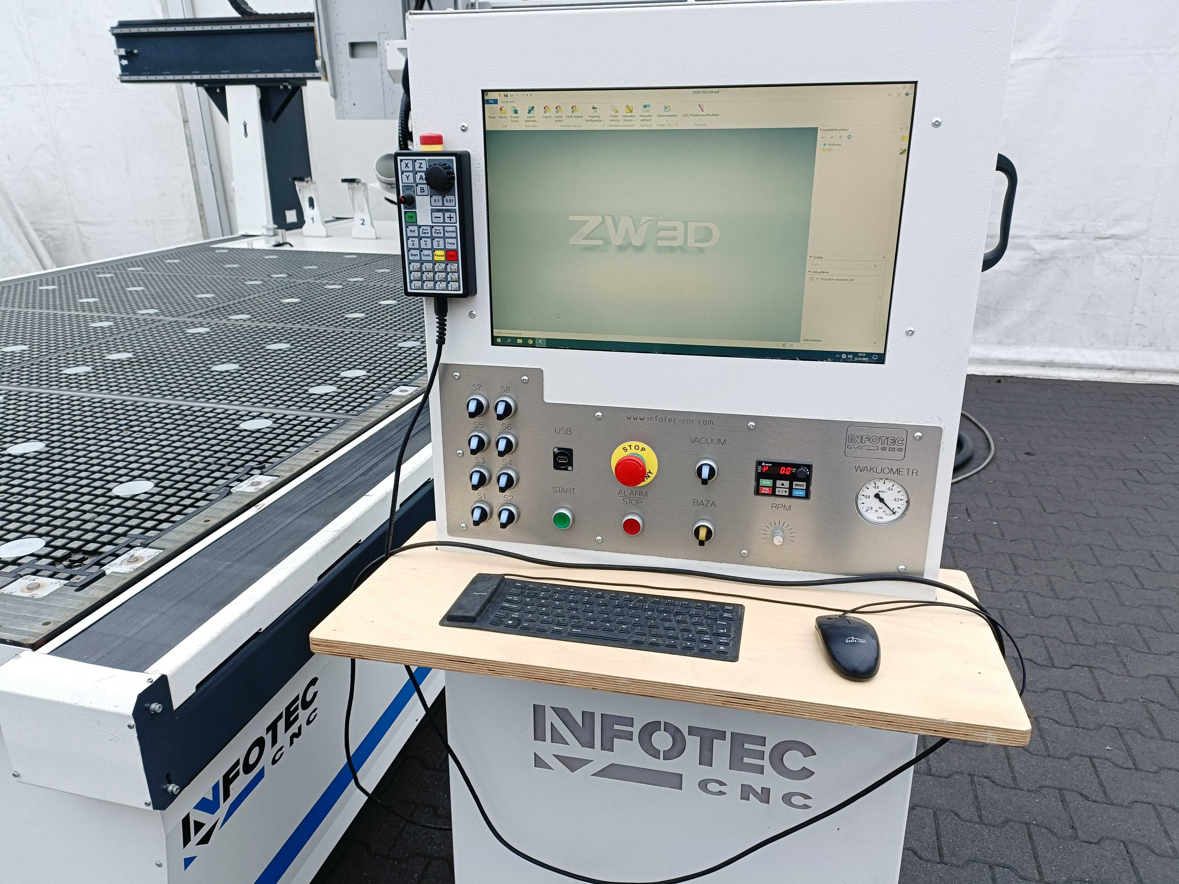 Ploter InfoTec 3121 PRO 4 osie uchylne wrzeciono CNC czas pracy 928 h