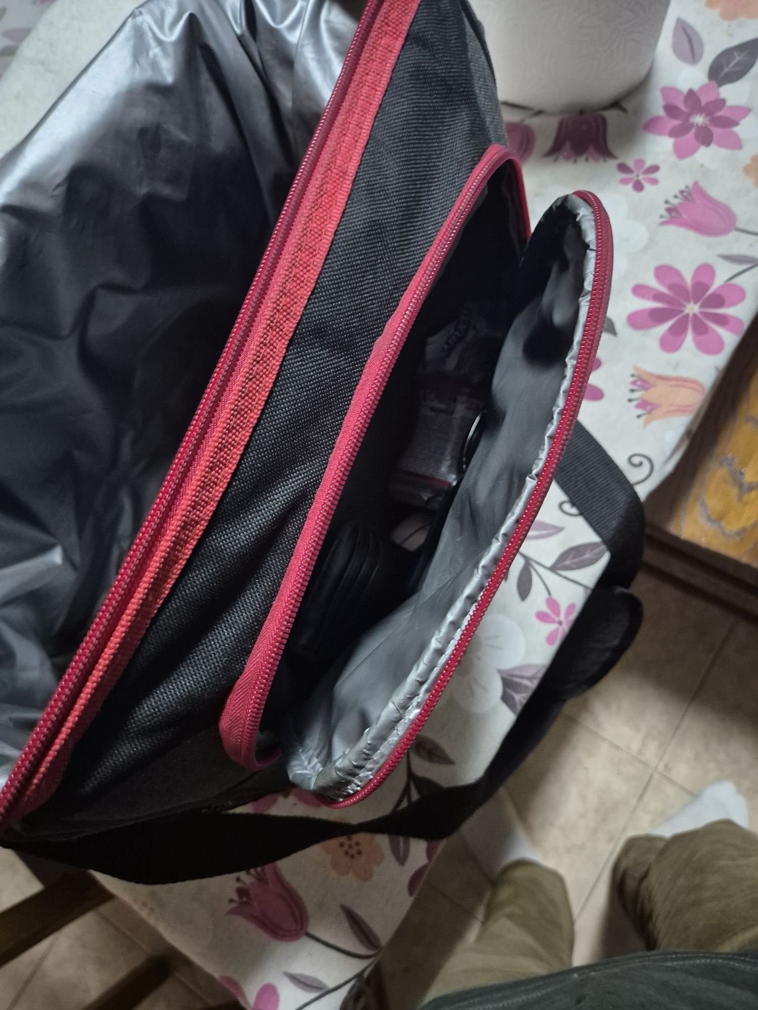 Vendo ou troco mala térmica grilo, de cor cinza/vermellha 25L