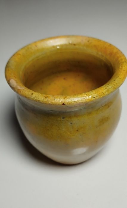 Nieduże naczynie - wazon lub czarka, wyjątkowy kolor