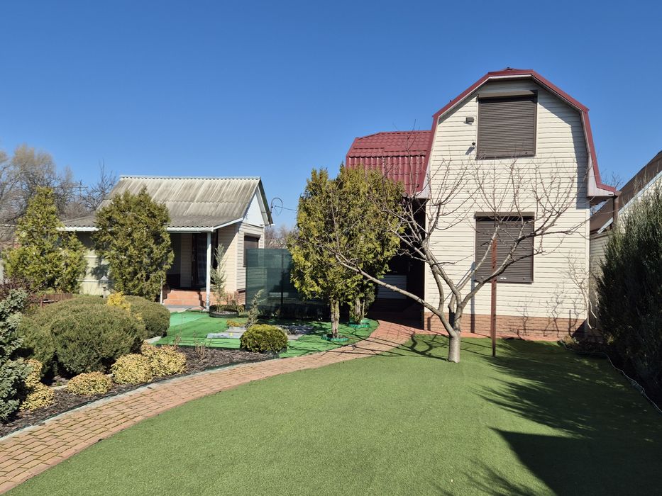 Дача біля річки Дніпро