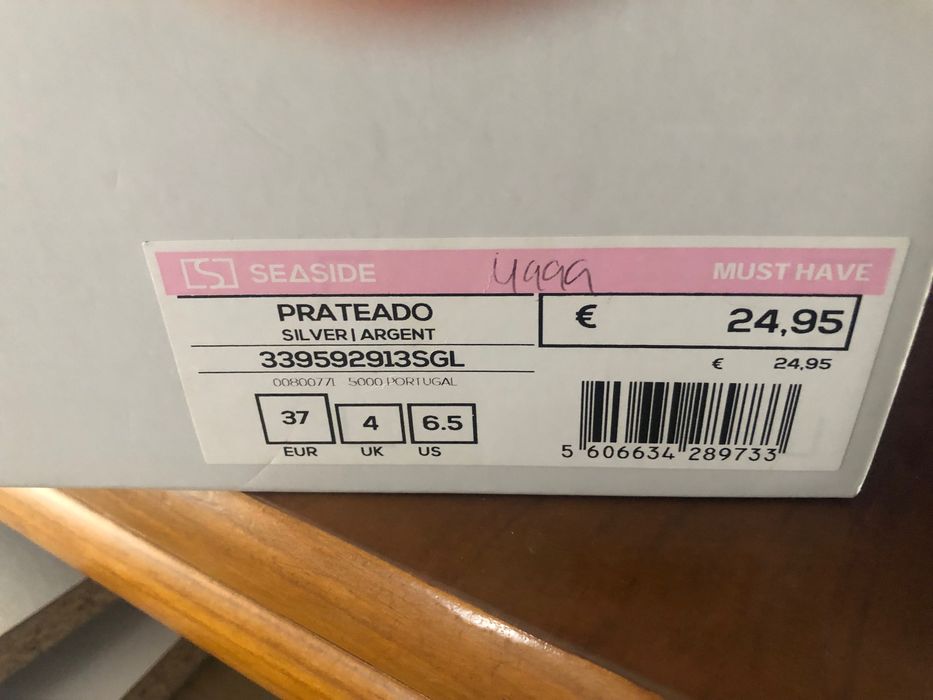 Sapatos de senhora prateados