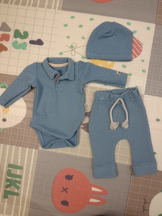 Komplet niemowlęcy błękitny (body + spodnie + czapka)
