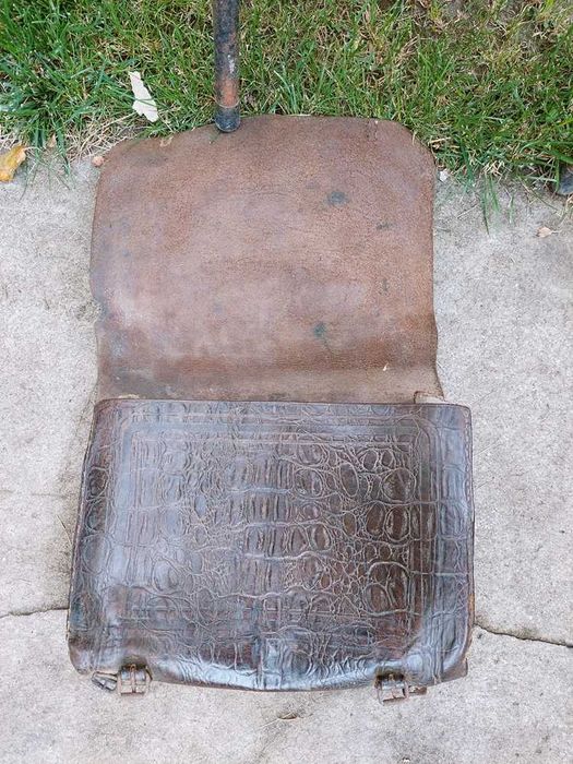 Stara torba, tornister, plecak, raportówka skóra stara.