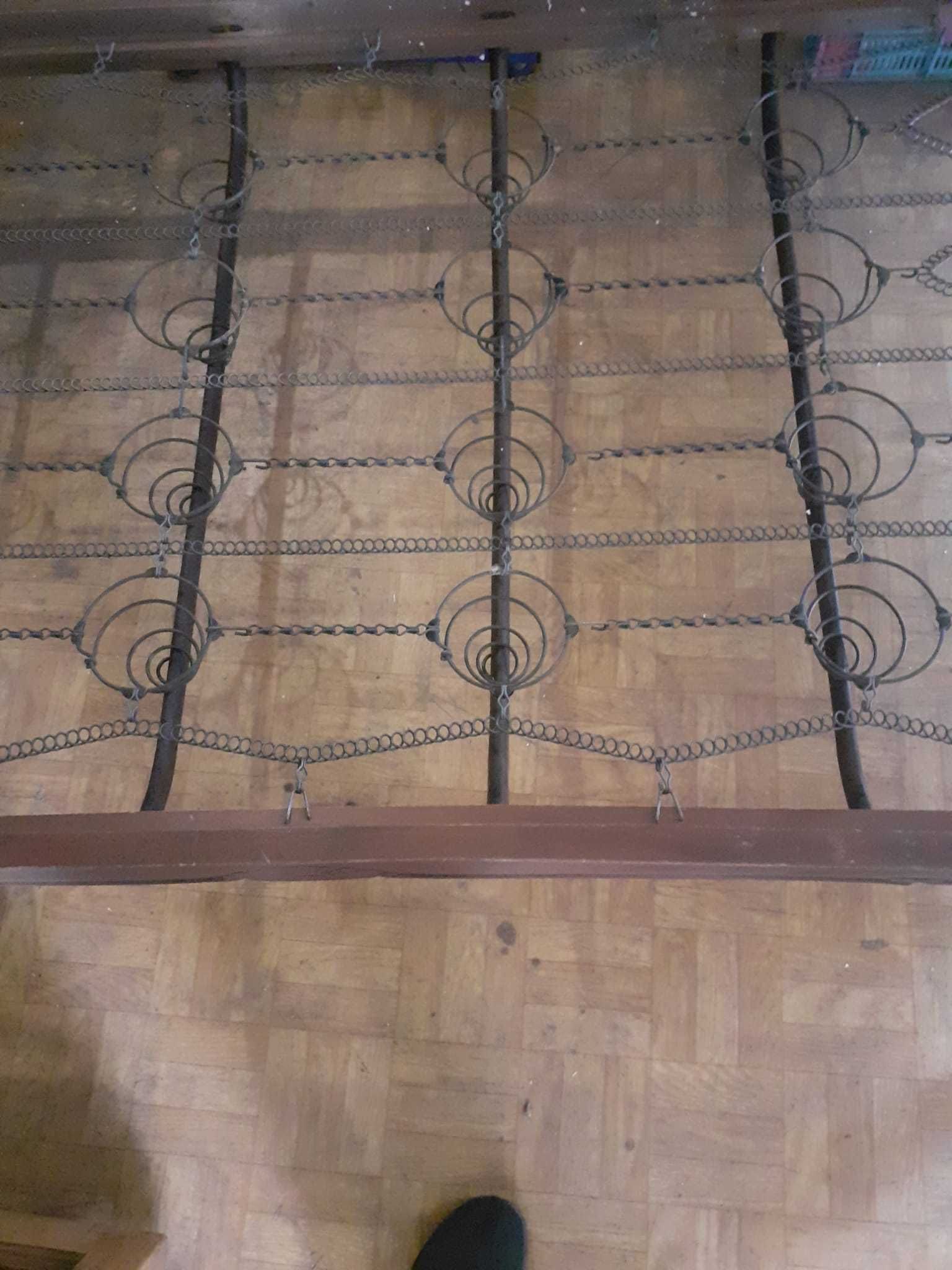 Stare łóżko wyplatane rafią rezerwacja
