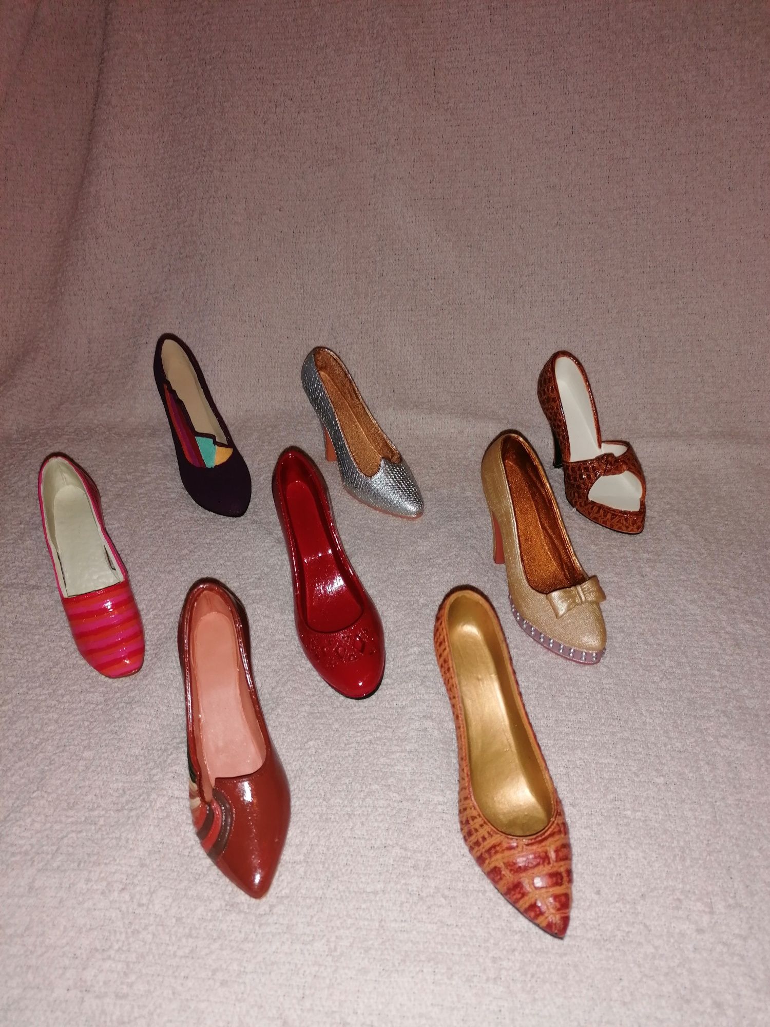 Miniaturas de sapatos e bolsas