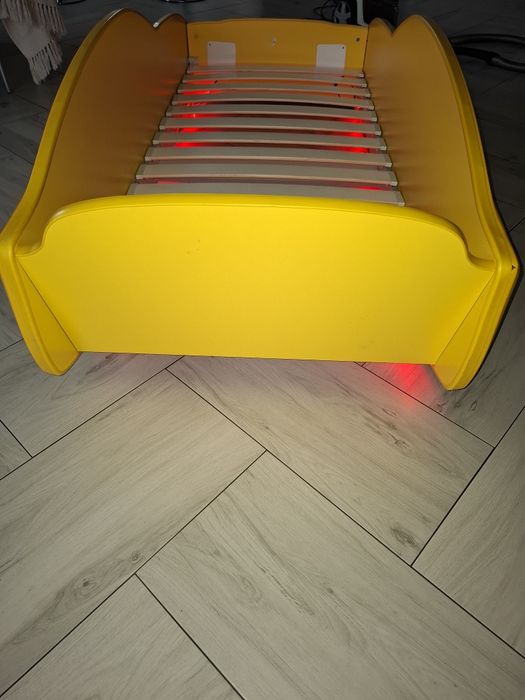 Łóżko w kształcie  samochodu