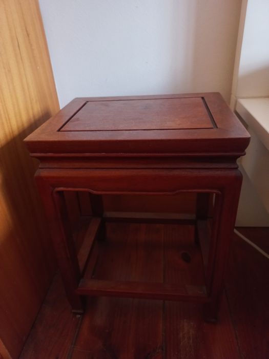 4 Mesas de apoio, duas médias, duas pequenas