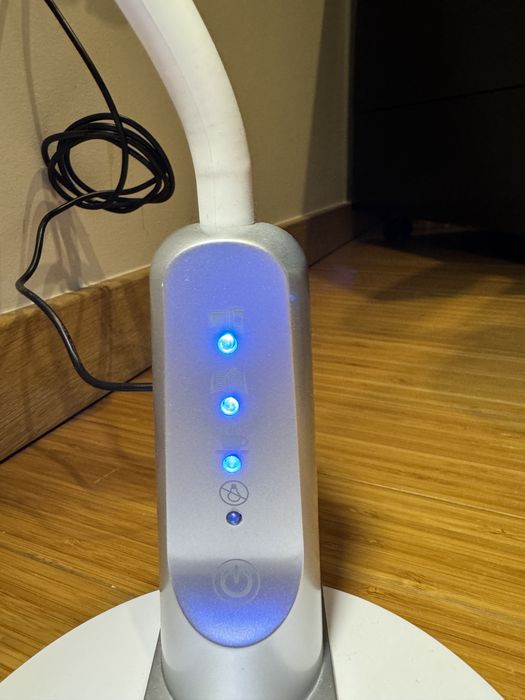 Candeeiro LED com regulação de intensidade de luz e de posição