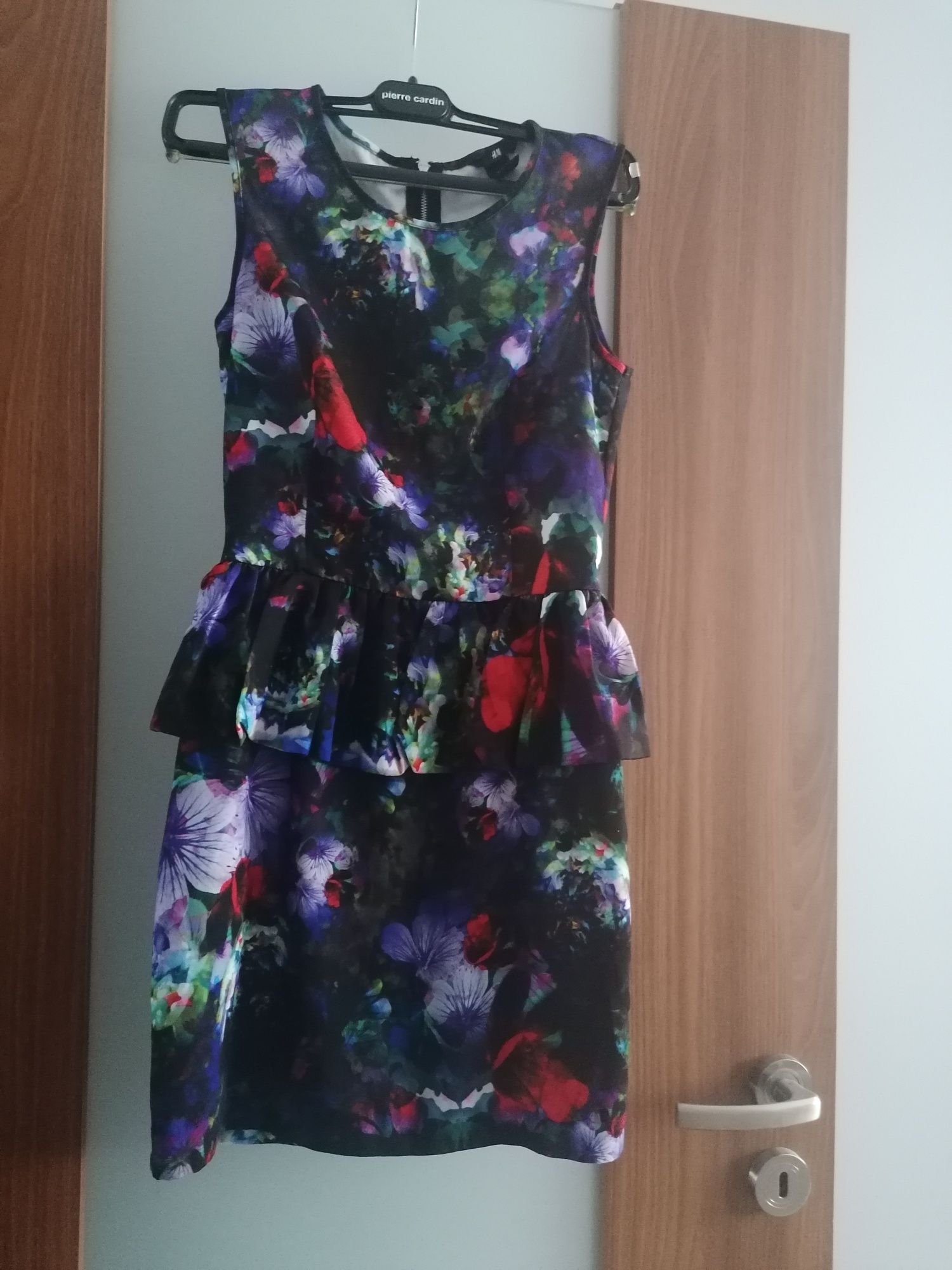 Sukienka z baskinką h&m