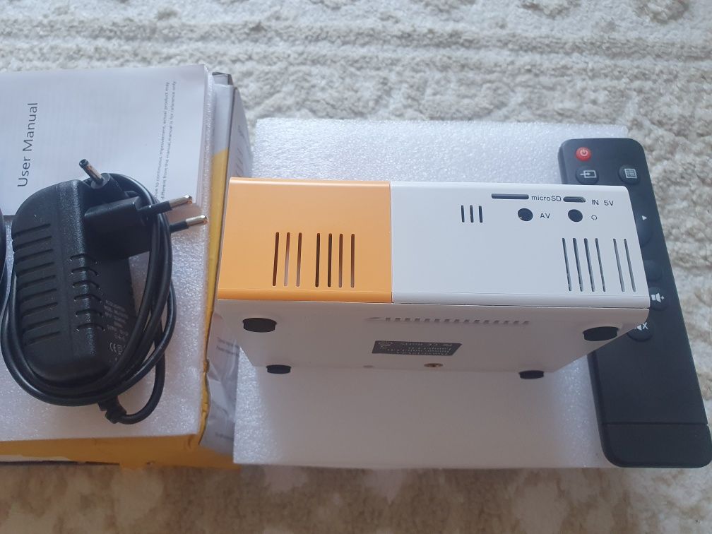 Projetor Full HD 1080p com HDMI – Negociável