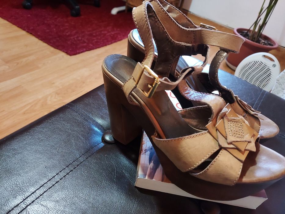 Vendo sandálias  numero 38 altas.. castanhas e muito elegantes