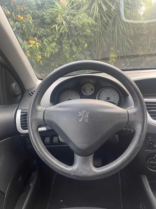 Peugeot barato e com algum uso.