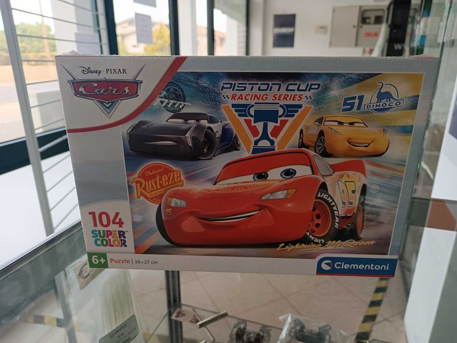 Puzzle Clementoni Cars Piston Cup Super Color 38x27cm 104 peças