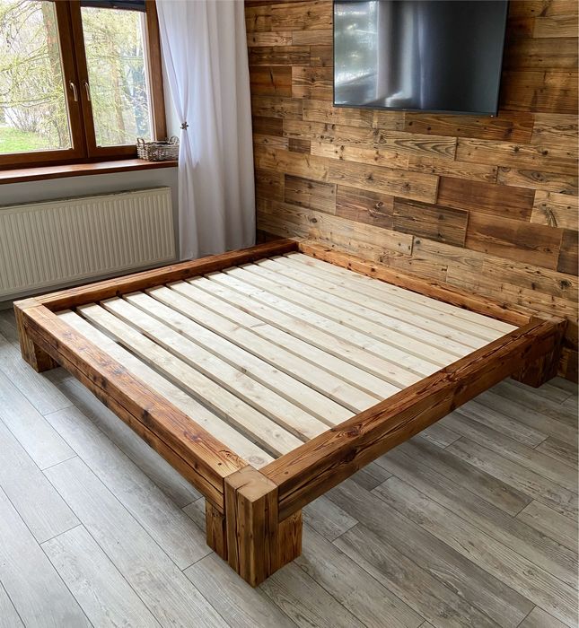 Łóżko ze stareg o drewna, stare belki, stare deski, stare drewno, loft