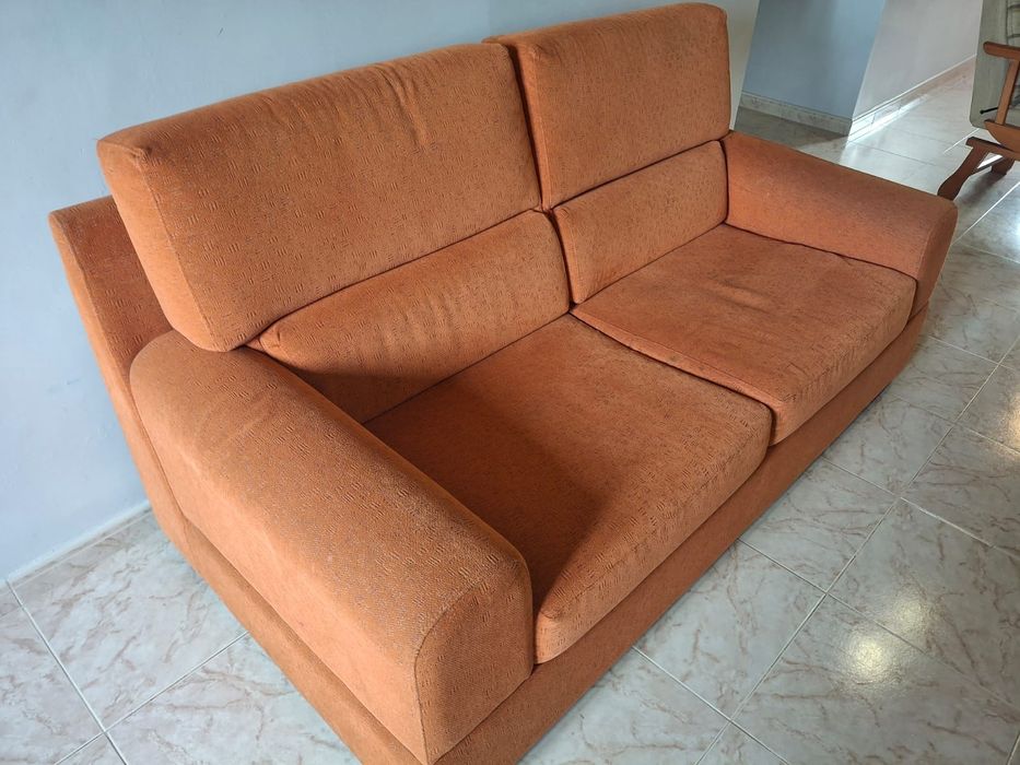 Sofá  de 2 lugares em bom estado /espaçoso