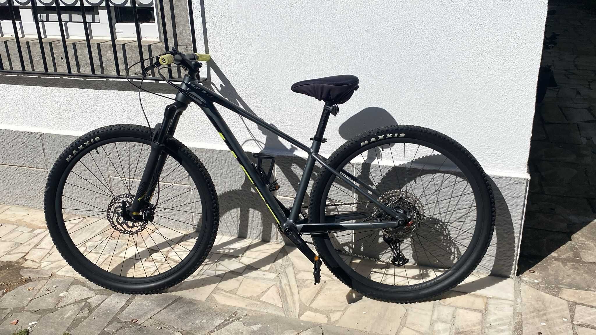 Bicicleta Scale 980 Dark Grey SCOTT em aluminio, como nova