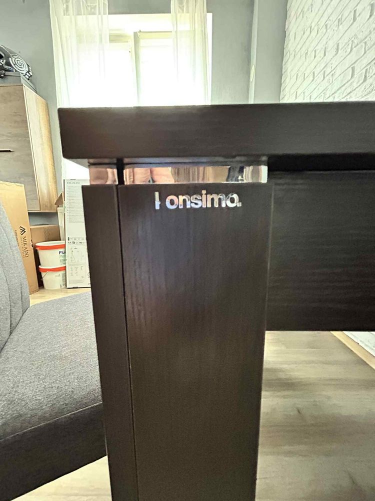 Stół Konsimo z krzesłami