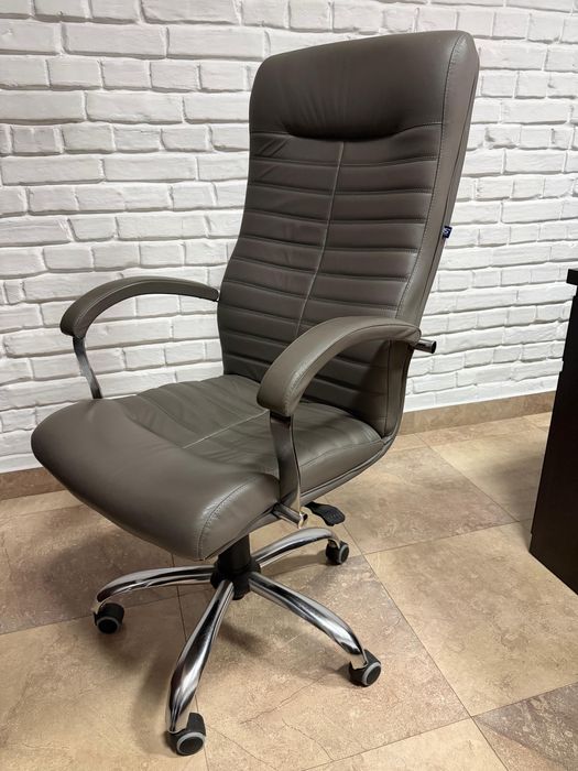 Крісло офісне в хорошому стані. Шкіра