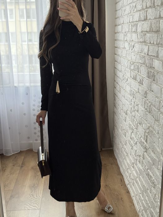 Długa maxi sukienka czarna zdobiona detalami w kolorze złota