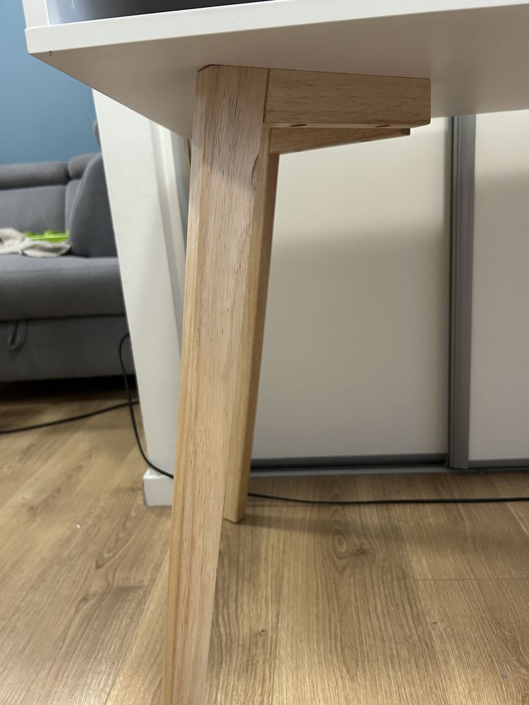 Biurko Jysk Tamholt 100x50 biały blatni drewniane nogi
