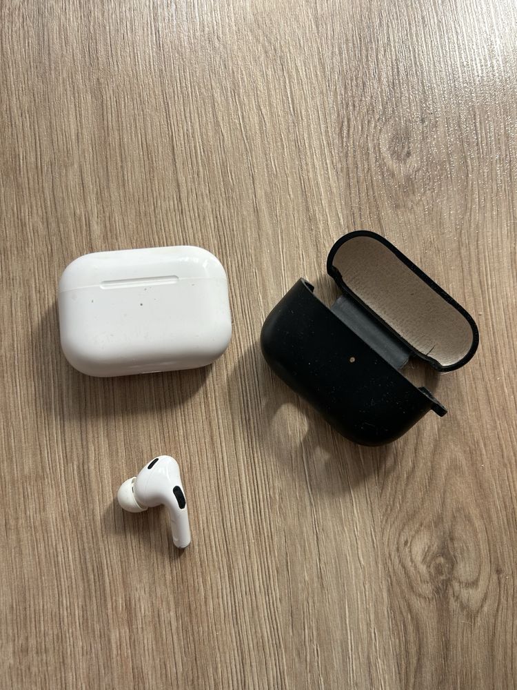Air Pods Pro кейс и 1 наушник