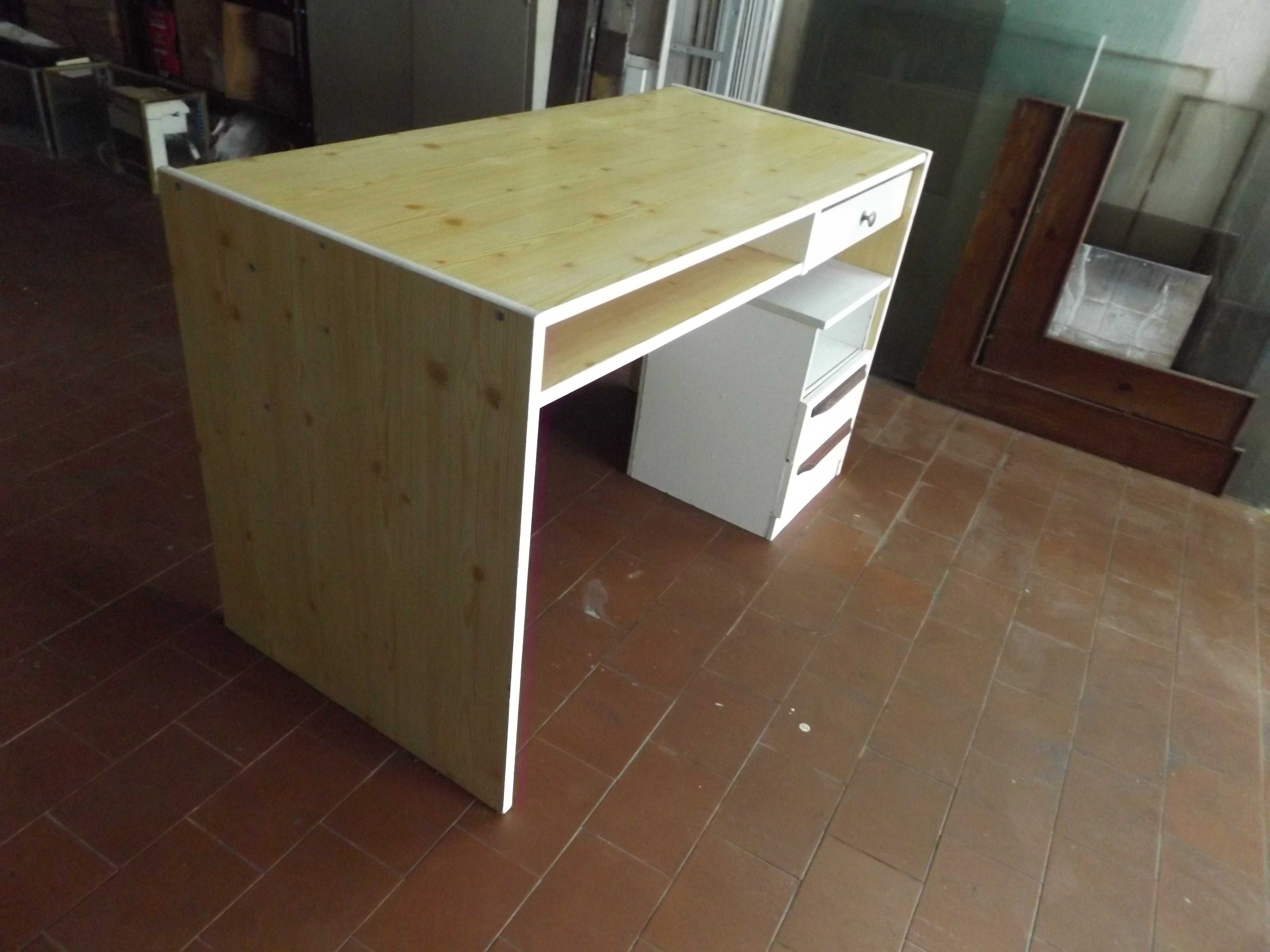 Secretária/ Mesa de trabalho