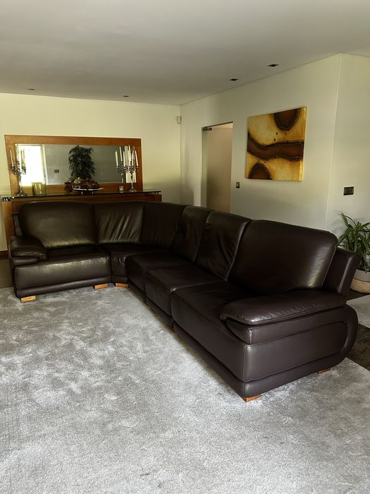 Sofá em pele castanho