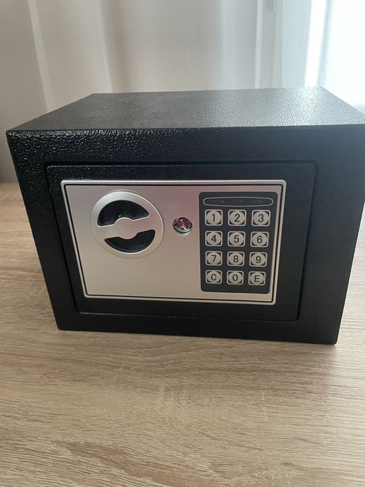 Сейф новий, висота 17, глибина 17, ширина 23