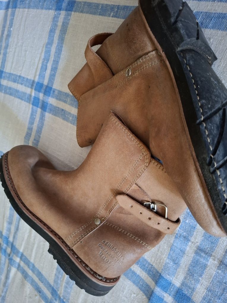 Botas em pele novas