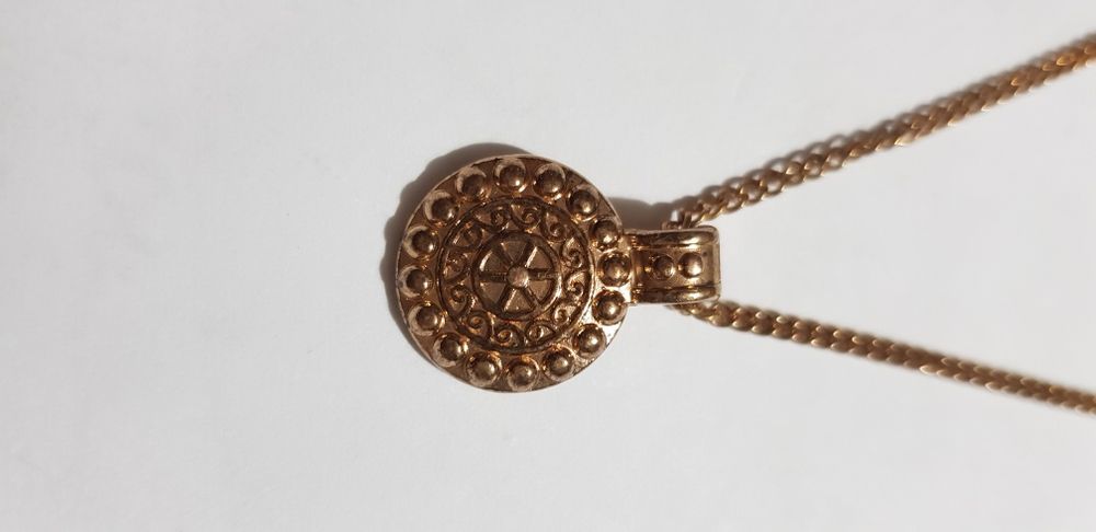 Piekna zawieszka z łańcuszkiem w kolorze złotym .